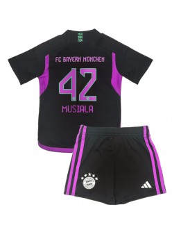 Otroški Nogometna dresi replika Bayern Munich Jamal Musiala #42 Gostujoči 2023-24 Kratek rokav (+ hlače)